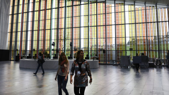 Hall du centre de congrès de l'EPFL. Les éléments colorés sur les vitres sont des cellules Grätzel.