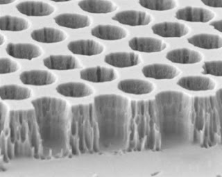Vue en microscopie électronique à balayage du cristal photonique 2D, structure périodique façonnée dans du tungstène. © Y.X. Yeng et al.