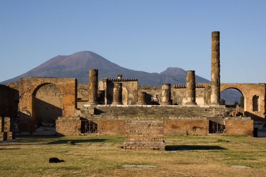 Pomp&eacute;i avec le V&eacute;suve en arri&egrave;re plan.